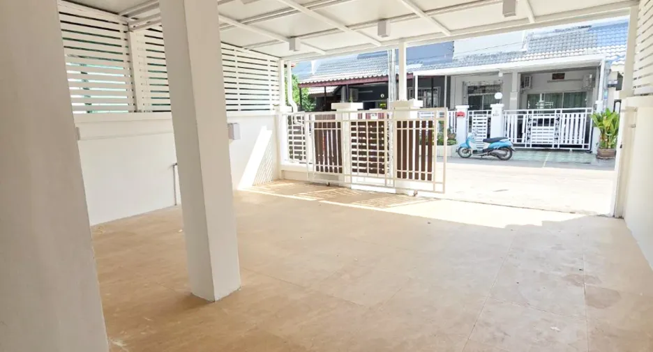 For sale 2 bedrooms townhouse in East Pattaya, Pattaya