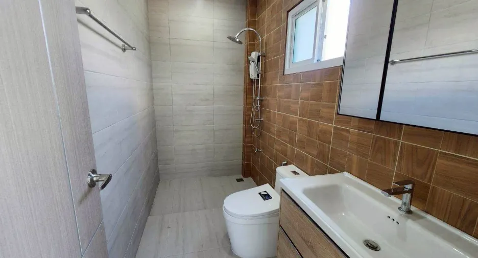 For sale 4 bedrooms house in Saraphi, Chiang Mai