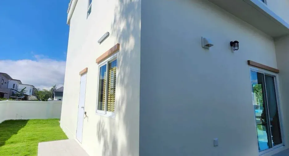 For sale 4 bedrooms house in Saraphi, Chiang Mai