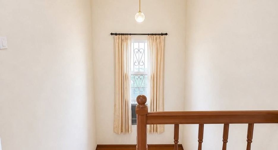For sale 5 bedrooms house in San Kamphaeng, Chiang Mai