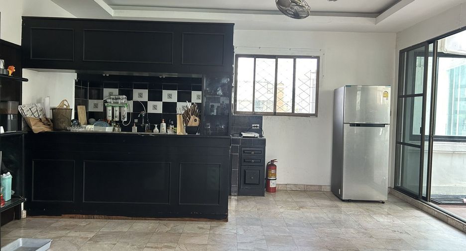 For rent 8 bedrooms retail Space in Watthana, Bangkok