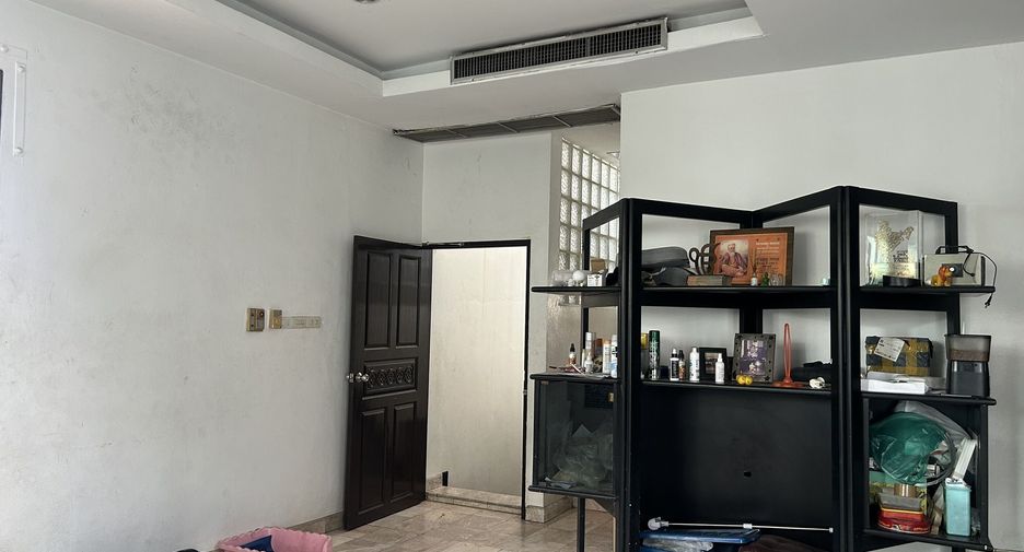 For rent 8 bedrooms retail Space in Watthana, Bangkok
