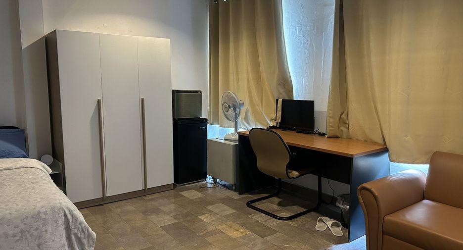 For rent 8 bedrooms retail Space in Watthana, Bangkok