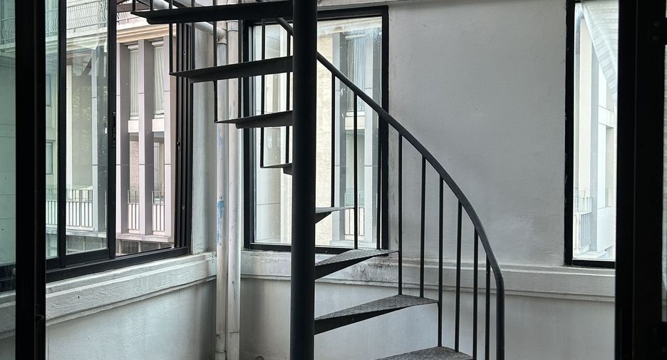 For rent 8 bedrooms retail Space in Watthana, Bangkok