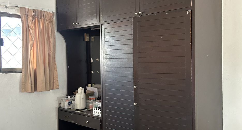For rent 8 bedrooms retail Space in Watthana, Bangkok