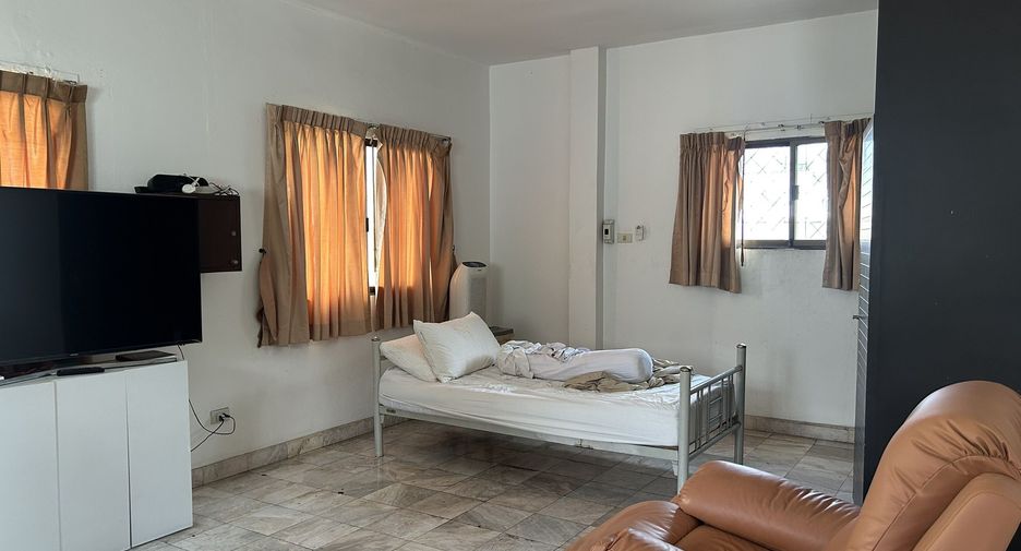 For rent 8 bedrooms retail Space in Watthana, Bangkok