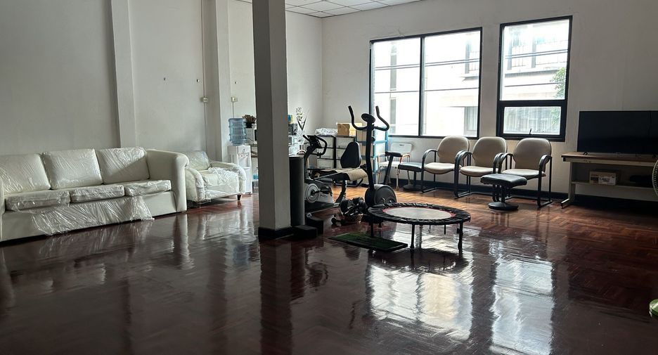 For rent 8 bedrooms retail Space in Watthana, Bangkok