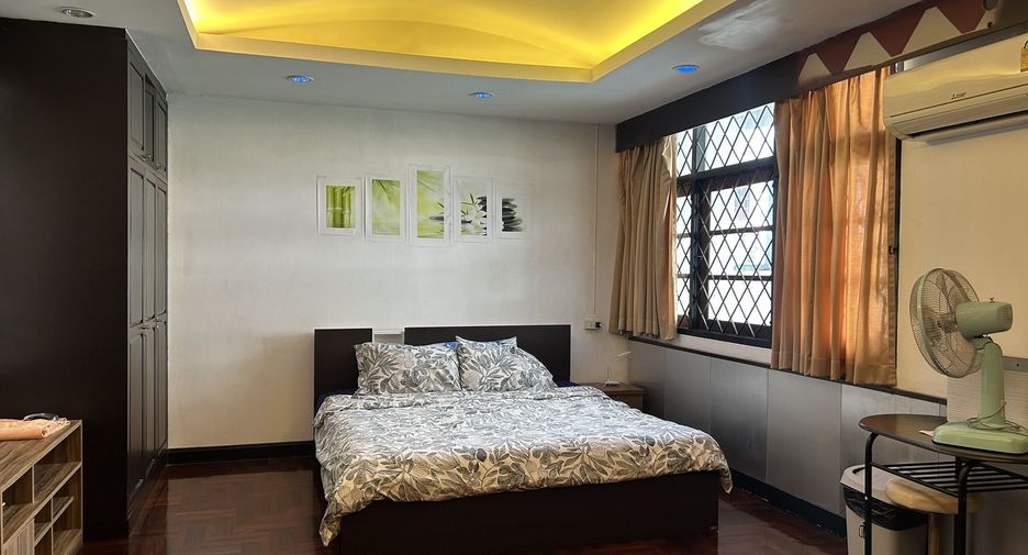 For rent 8 bedrooms retail Space in Watthana, Bangkok