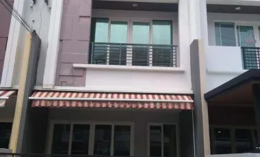 For rent 3 bedrooms townhouse in Wang Thonglang, Bangkok