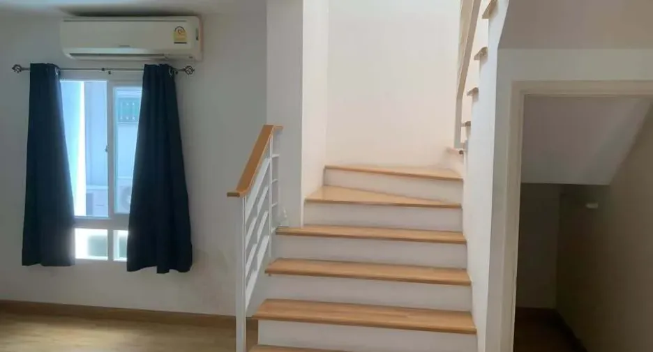 For rent 3 bedrooms townhouse in Wang Thonglang, Bangkok