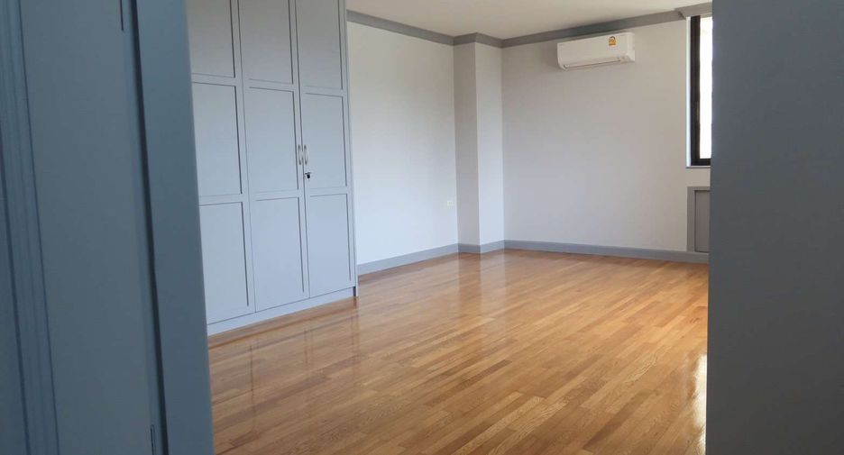 For rent 4 bedrooms condo in Khlong Toei, Bangkok