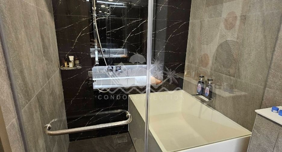 For sale 2 bedrooms condo in Huai Khwang, Bangkok