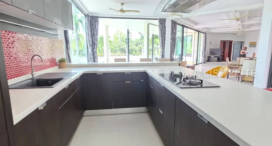 For sale 3 ベッドルーム house in Sattahip, Pattaya