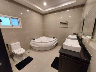 À vendre et à louer 6 chambres maison à Bang Lamung, Chonburi