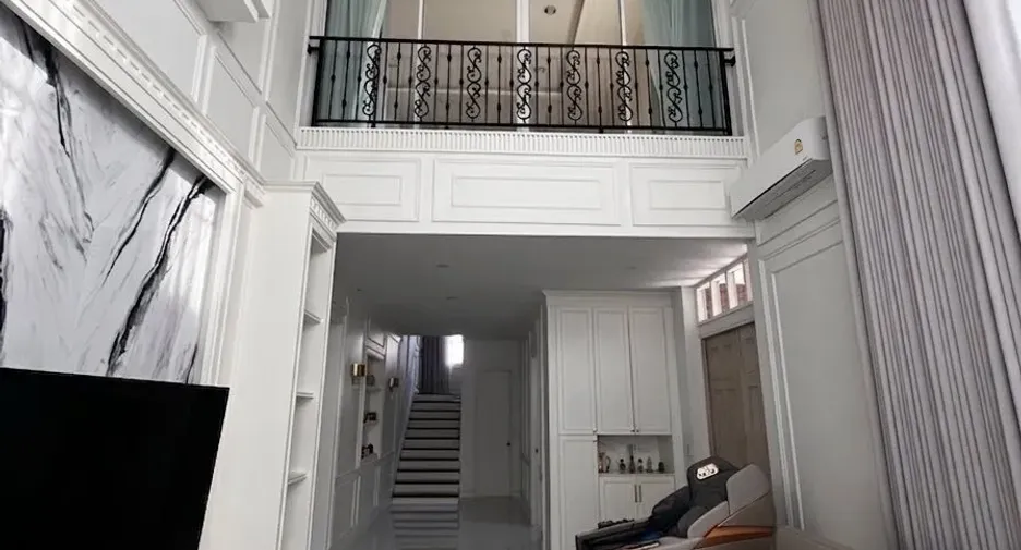 For rent 4 bedrooms house in Thawi Watthana, Bangkok