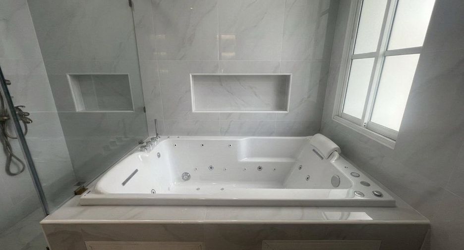 Haus zur Miete mit 4 Zimmer in Thawi Watthana, Bangkok