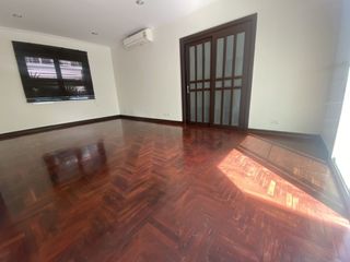 À louer 4 chambres maison à Khlong Toei, Bangkok