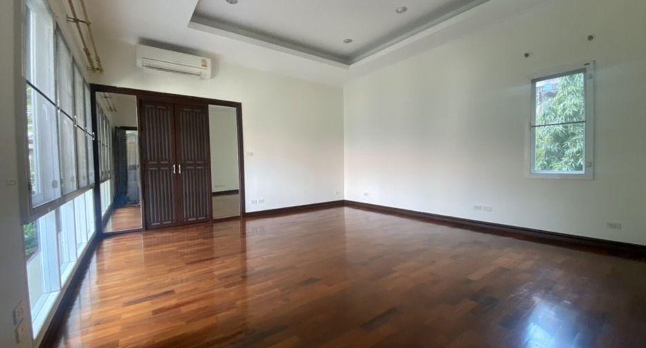 For rent 4 bedrooms house in Khlong Toei, Bangkok