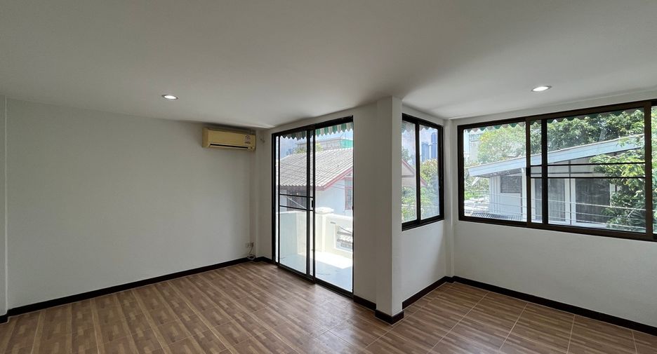 Casa adosada en venta de 4 habitaciones en Watthana, Bangkok