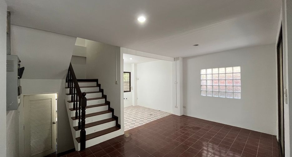 Casa adosada en venta de 4 habitaciones en Watthana, Bangkok
