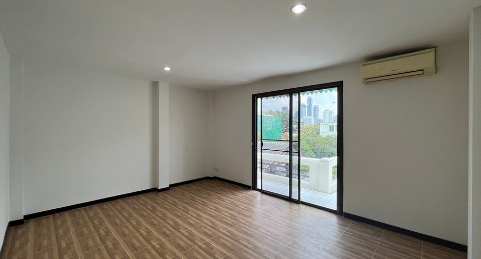 Casa adosada en venta de 4 habitaciones en Watthana, Bangkok