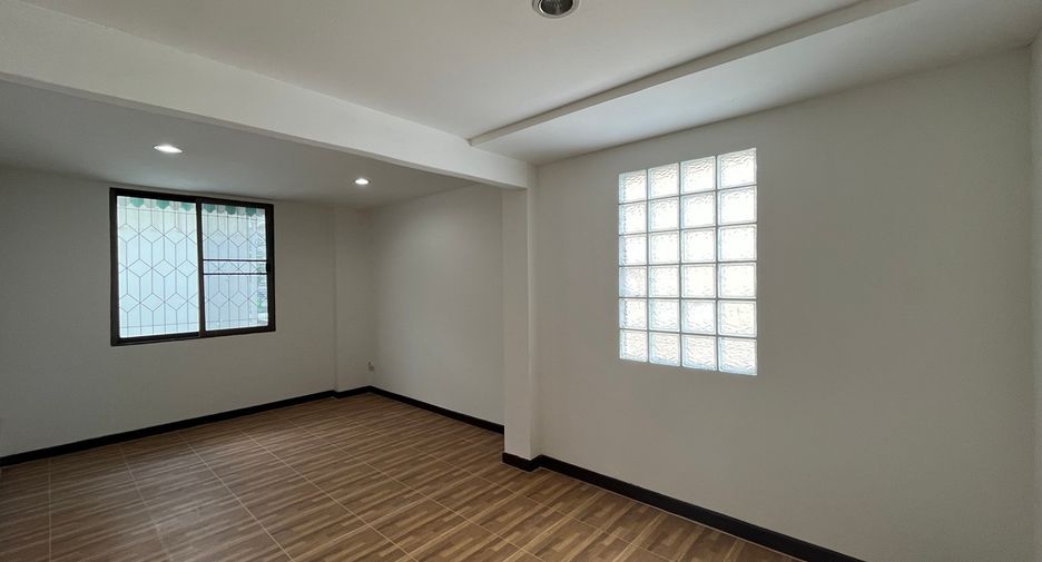 Casa adosada en venta de 4 habitaciones en Watthana, Bangkok