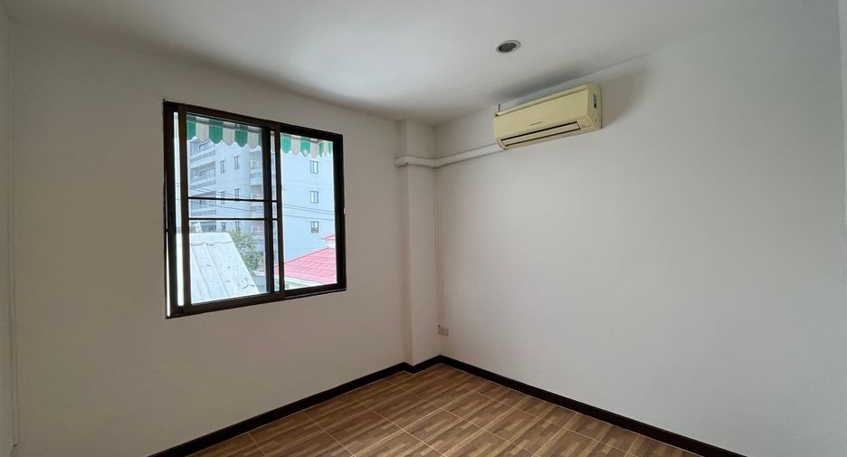 Casa adosada en venta de 4 habitaciones en Watthana, Bangkok