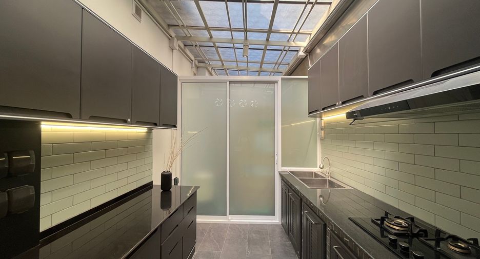 Casa adosada en venta de 3 habitaciones en Watthana, Bangkok