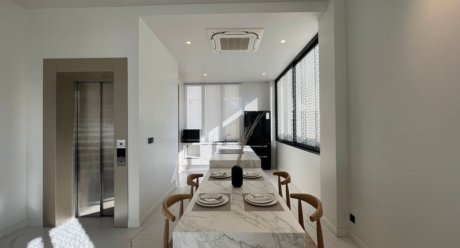 Casa adosada en venta de 3 habitaciones en Watthana, Bangkok