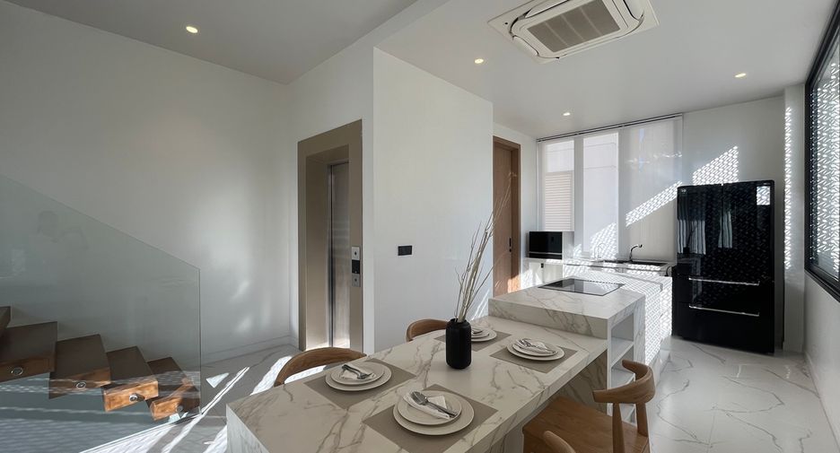 Casa adosada en venta de 3 habitaciones en Watthana, Bangkok