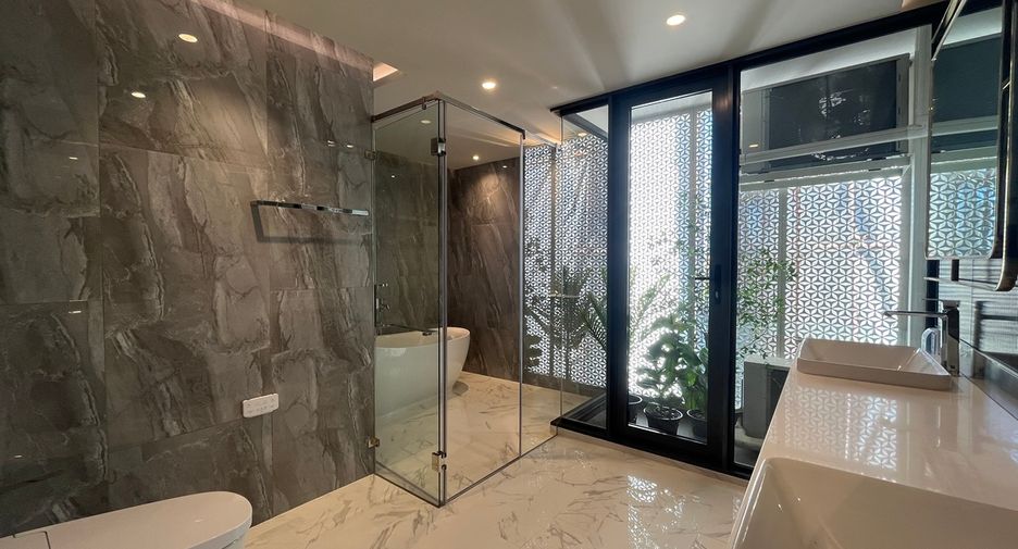 Casa adosada en venta de 3 habitaciones en Watthana, Bangkok