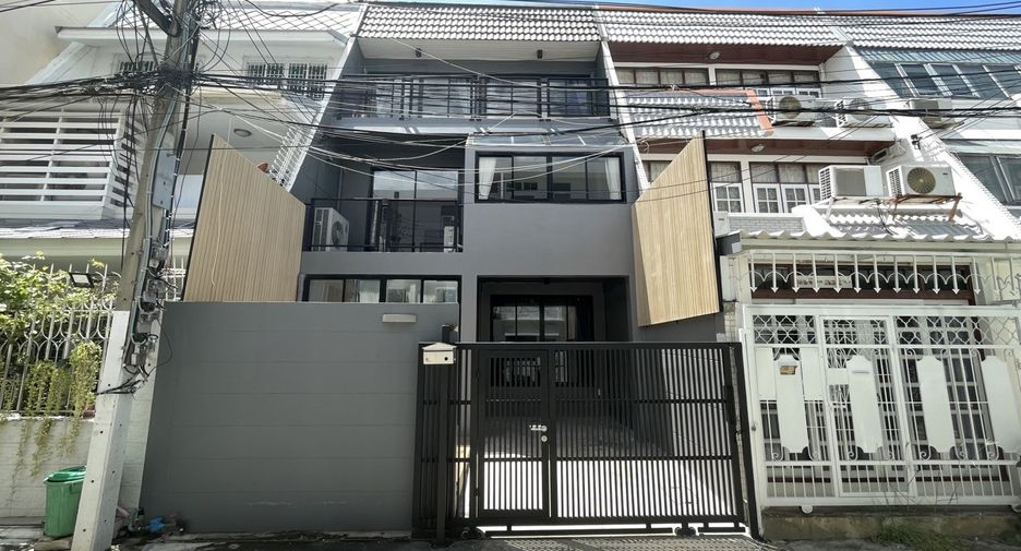 Casa adosada en venta de 3 habitaciones en Watthana, Bangkok