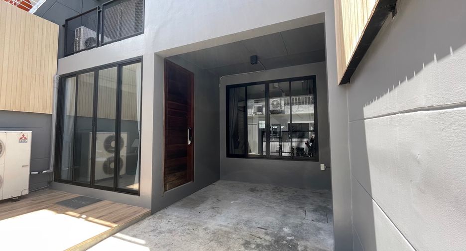 Casa adosada en venta de 3 habitaciones en Watthana, Bangkok