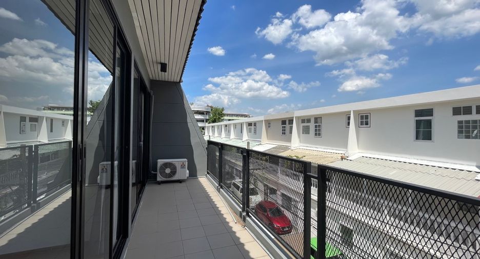 Casa adosada en venta de 3 habitaciones en Watthana, Bangkok