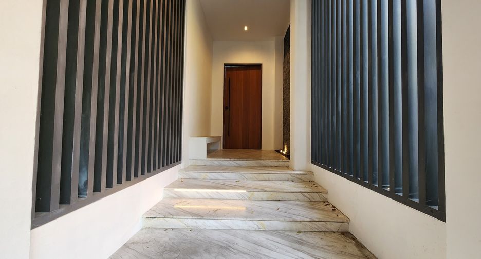 Casa adosada en venta de 4 habitaciones en Watthana, Bangkok