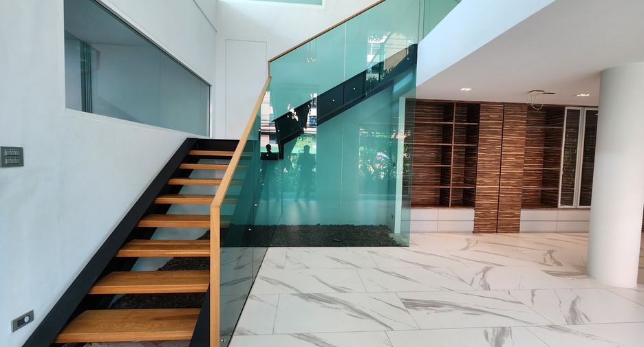 Casa adosada en venta de 4 habitaciones en Watthana, Bangkok