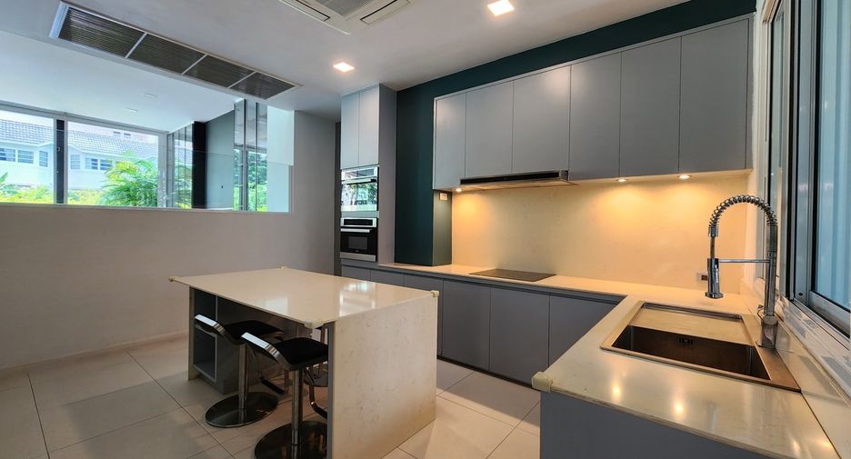 Casa adosada en venta de 4 habitaciones en Watthana, Bangkok