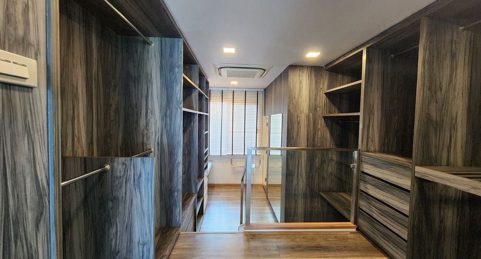 Casa adosada en venta de 4 habitaciones en Watthana, Bangkok