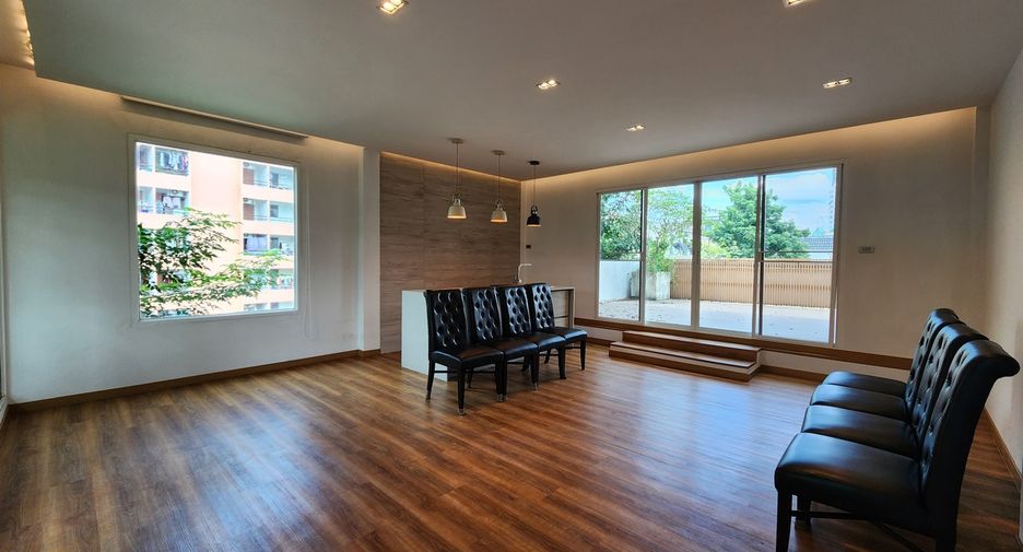 Casa adosada en venta de 4 habitaciones en Watthana, Bangkok