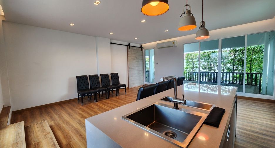 Casa adosada en venta de 4 habitaciones en Watthana, Bangkok