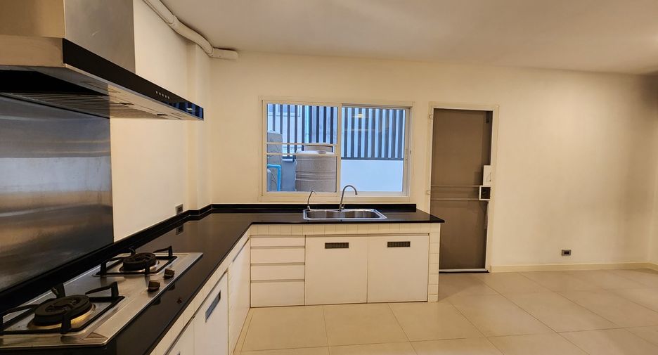 Casa adosada en venta de 4 habitaciones en Watthana, Bangkok