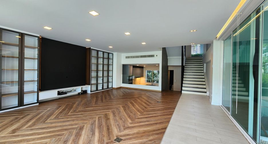 Casa adosada en venta de 4 habitaciones en Watthana, Bangkok