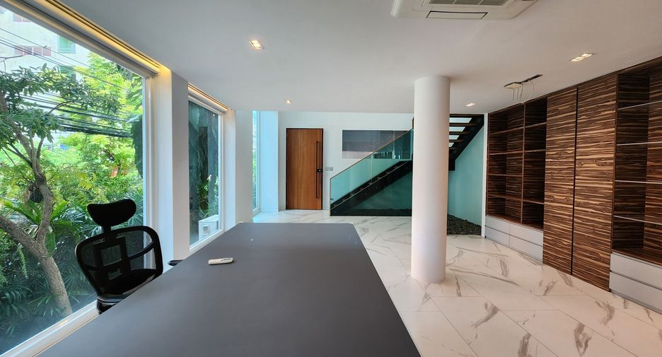 Casa adosada en venta de 4 habitaciones en Watthana, Bangkok