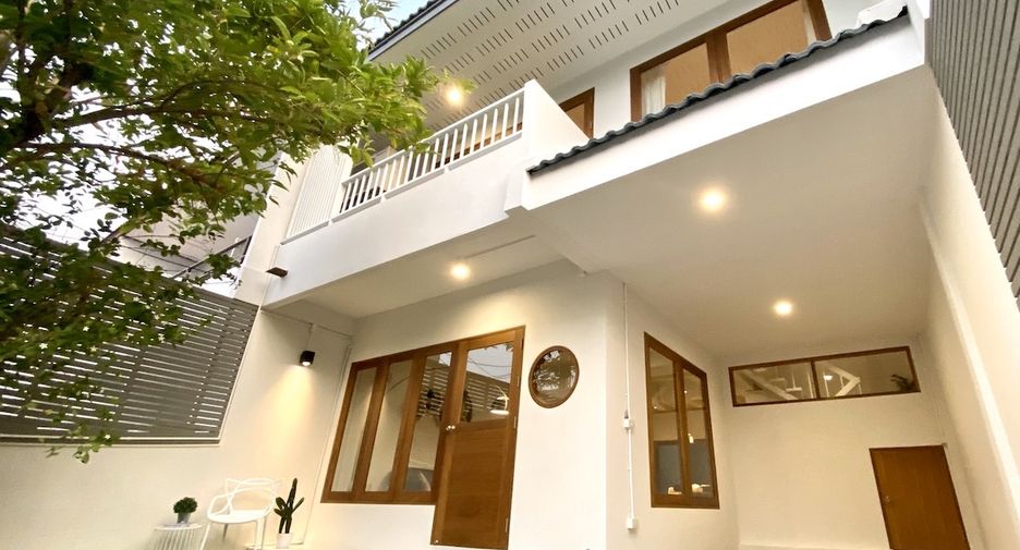 À vendre 3 chambres maison de ville à Bang Kapi, Bangkok