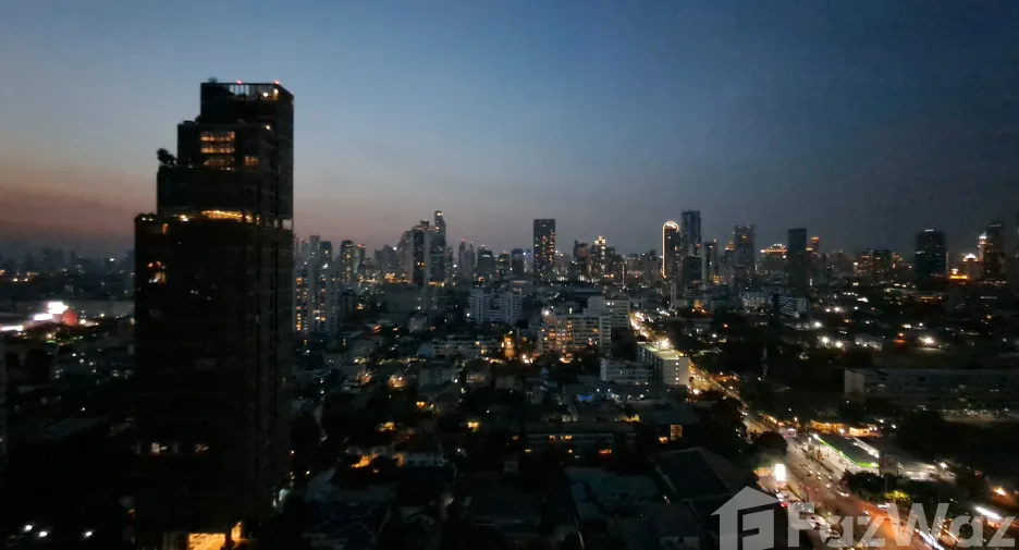 For rent 2 bedrooms condo in Yan Nawa, Bangkok