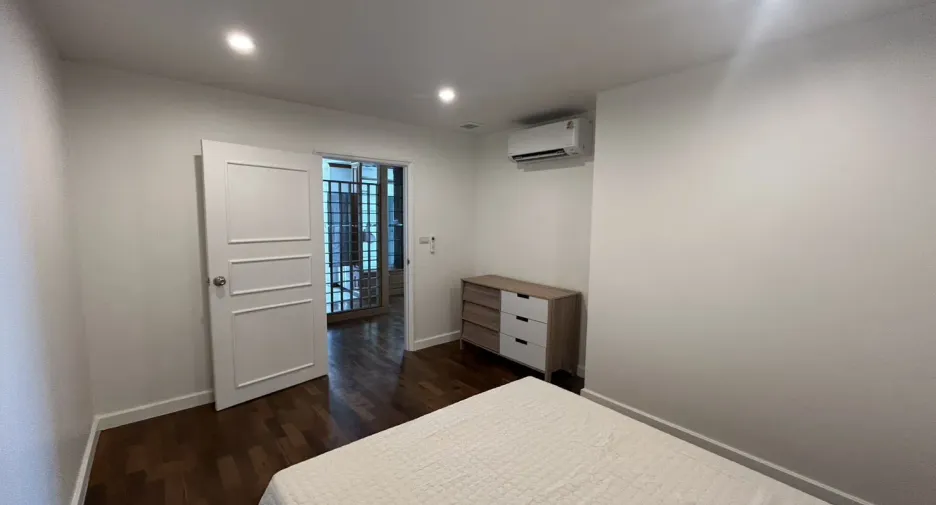 For rent 2 bedrooms condo in Yan Nawa, Bangkok