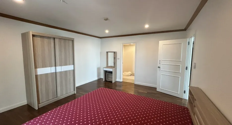 For rent 2 bedrooms condo in Yan Nawa, Bangkok