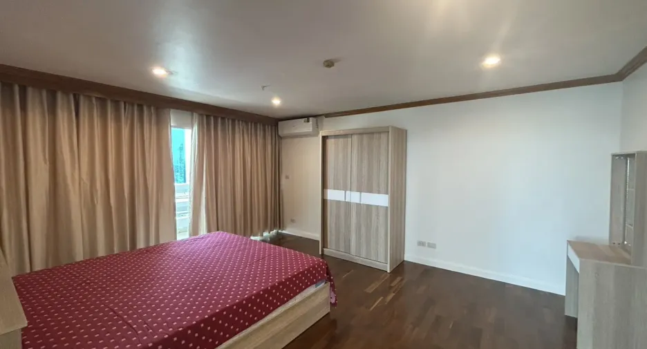 For rent 2 bedrooms condo in Yan Nawa, Bangkok