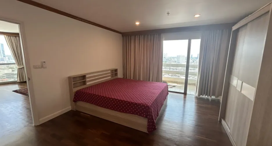 For rent 2 bedrooms condo in Yan Nawa, Bangkok