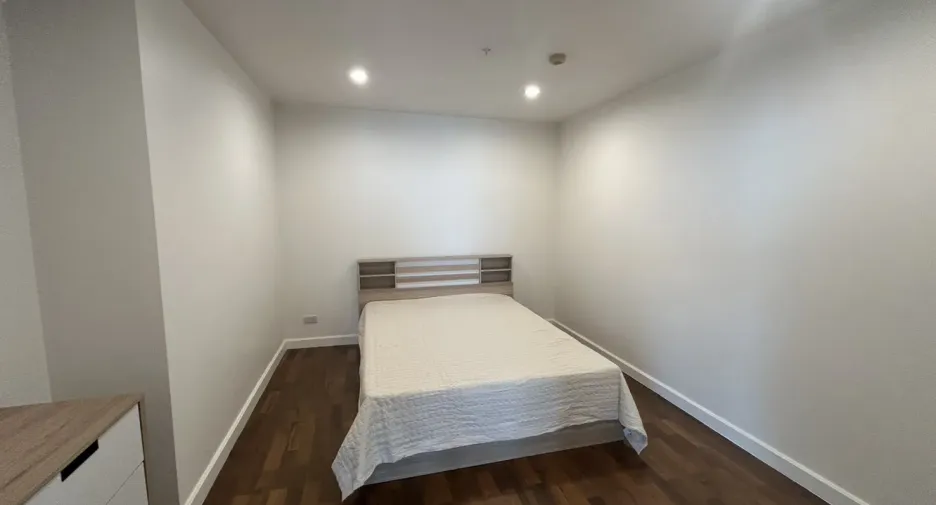 For rent 2 bedrooms condo in Yan Nawa, Bangkok